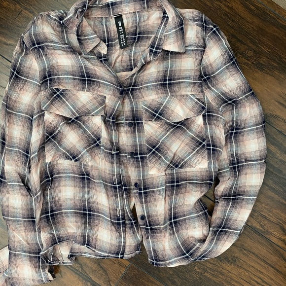 Design Lab Flannel w/ open back! - Picture 2 of 4